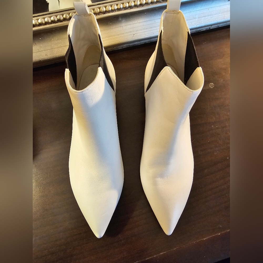 New Nine West Shade White Leather Pointed Toe Ankle Booties Size 9